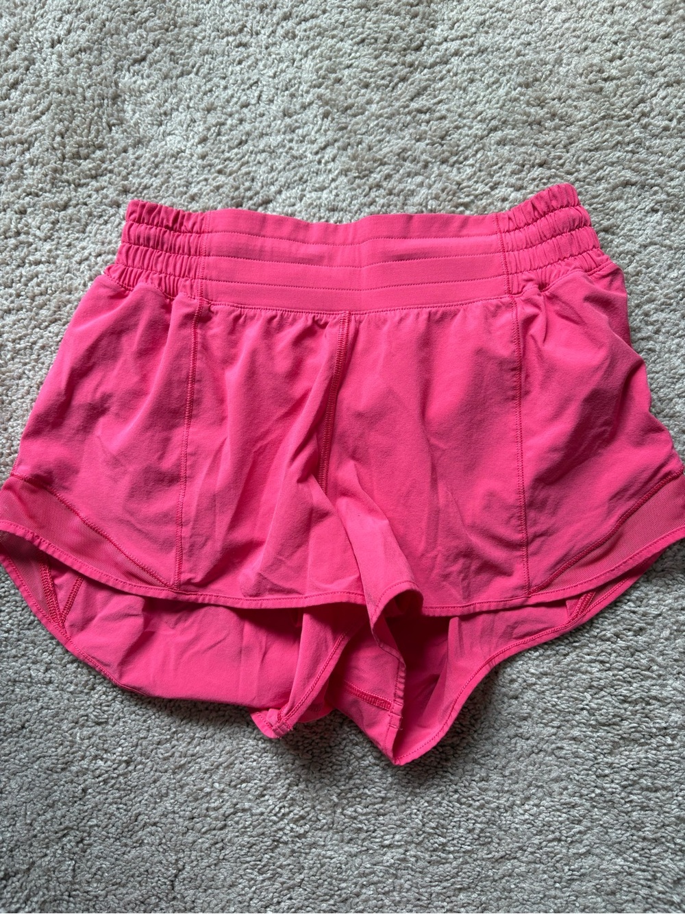 lululemon athletica bright pink 2.5” high rise hotty hot shorts